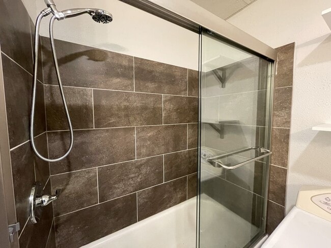 Building Photo - Fantastic Duplex Unit with Washer/Dryer, Parking, Outdoor Space