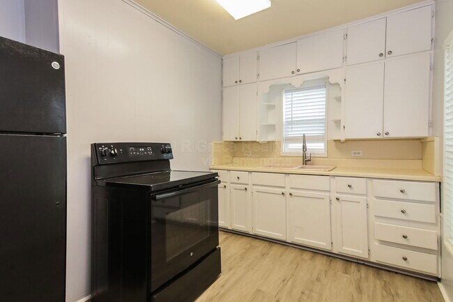 Building Photo - 724 Rocky Rdg