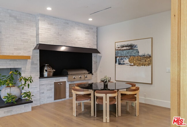 Building Photo - 7052 Dume Dr