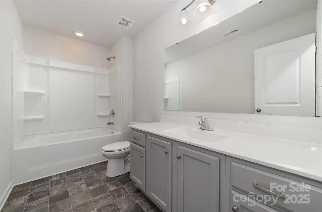 Building Photo - Room in House on Eastcott Ave