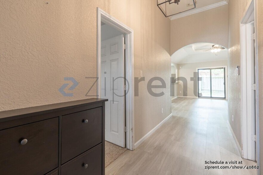Building Photo - 6706 Raintree Pl