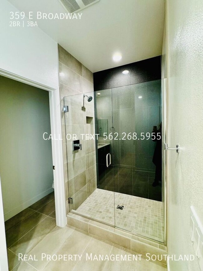 Building Photo - Stunning 2 Bedroom 3 Bath Townhome with 1 ...