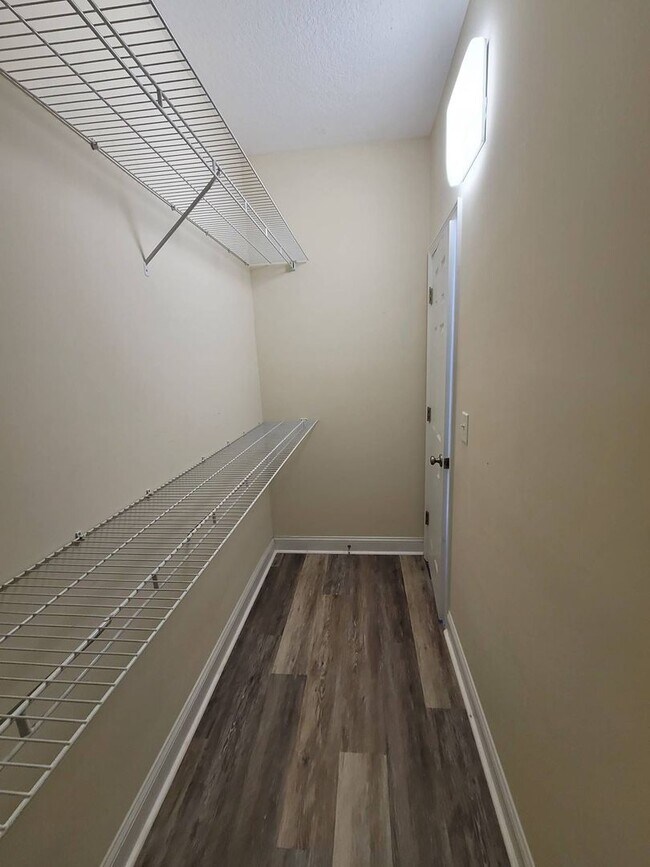 Building Photo - Rental in Desireable Hunters Ridge