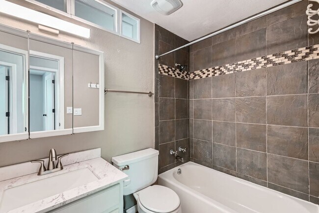 Building Photo - Remodeled 4 Bedroom 2 Bath House In Louisville!