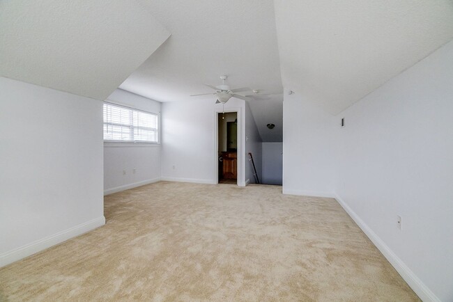 Building Photo - Beautiful & Spacious Home for Rent, Perfec...