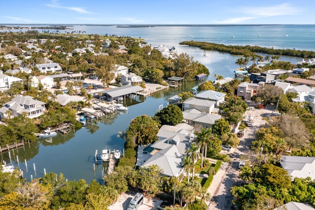 Building Photo - 121 Damfino St