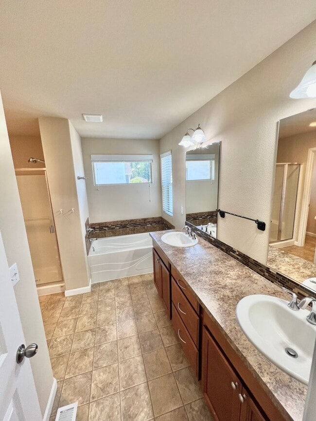 Building Photo - LIKE NEW Truly a MUST SEE! Move-in Ready
