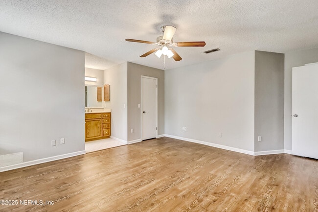 Building Photo - 10460 Roxbury Ln
