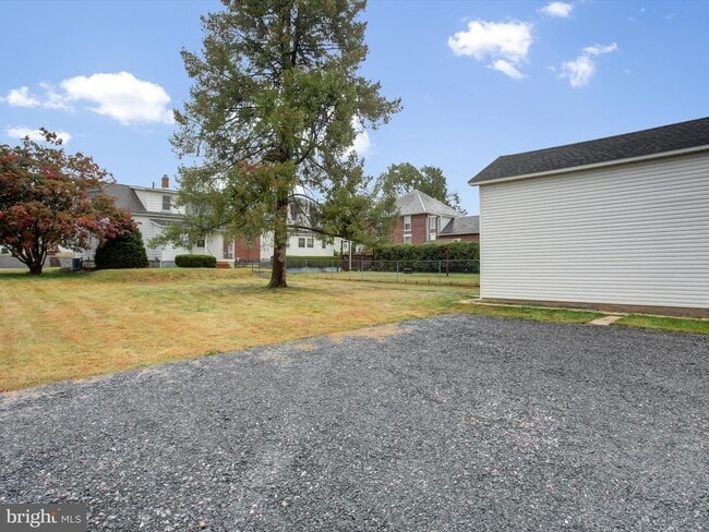 Building Photo - 557 N Franklin St