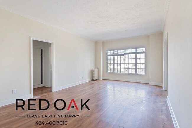Building Photo - 570 N Rossmore Ave