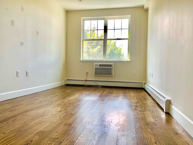 Building Photo - 458 E 29th St