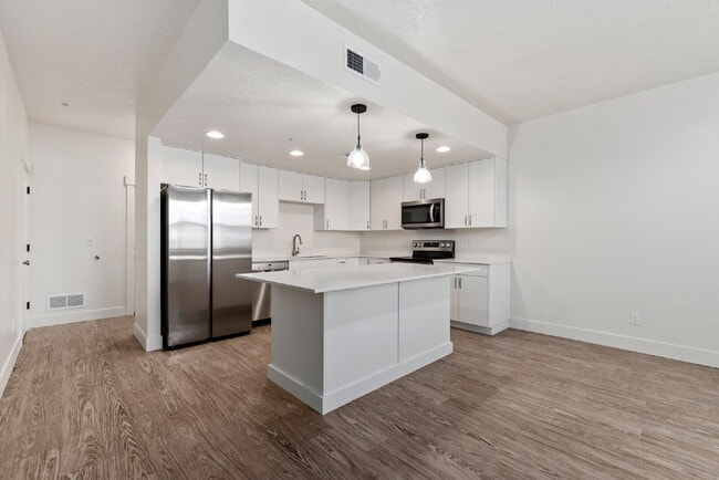 Building Photo - "Discover Comfort & Style: Spacious 3-Bed,...