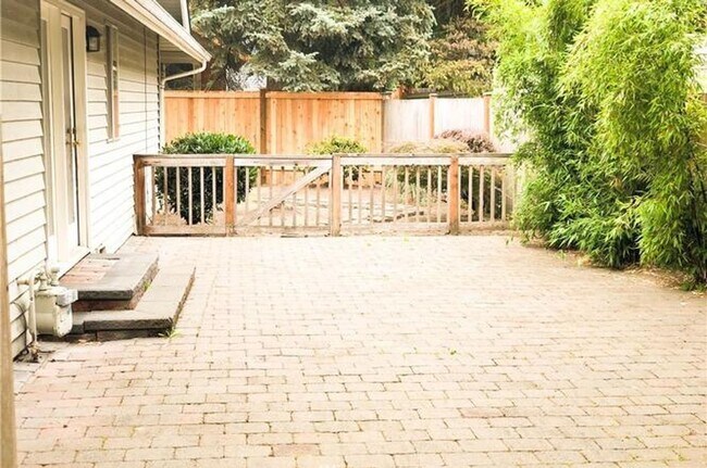 Building Photo - Private Cul-de-Sac Home with Fenced Yard & Attached 2-Car Garage
