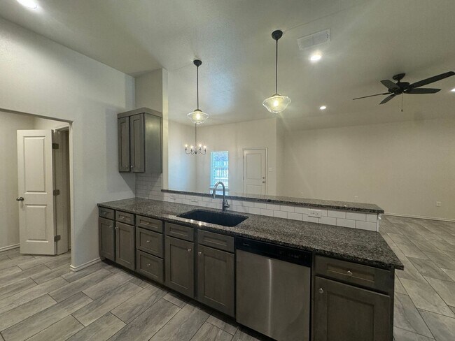 Building Photo - 3Bed/ 2Bath Available Now- in Lubbock coop...