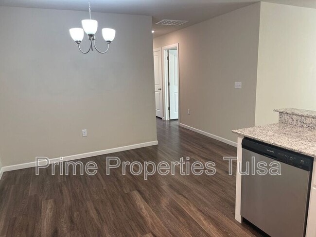 Building Photo - 1517 Rosewood Dr