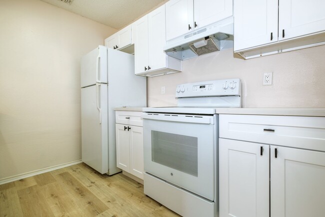 Building Photo - Woodlake ~ 2 Bedroom Duplex