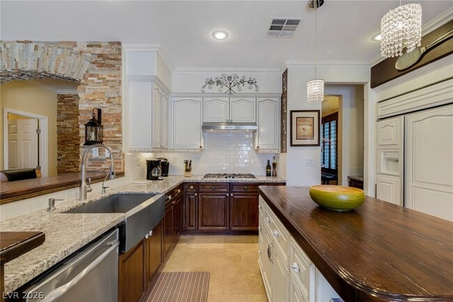 Building Photo - 724 Pinnacle Heights