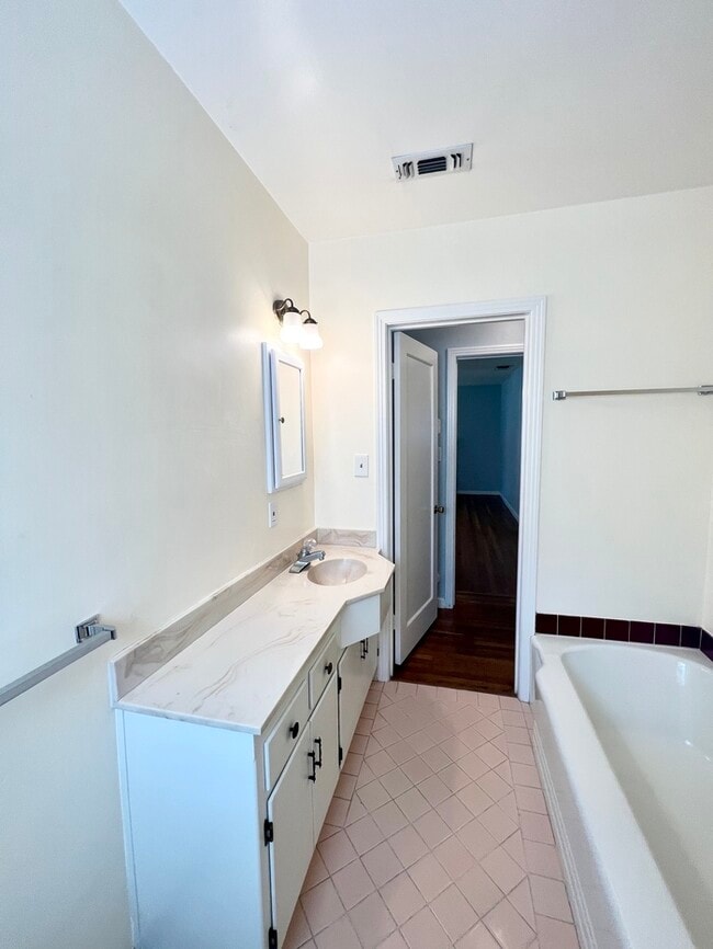 Building Photo - Charming 3 bedroom 2 bath home in Sacramento!