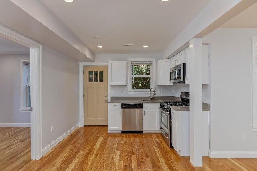 Primary Photo - 721 Parker St