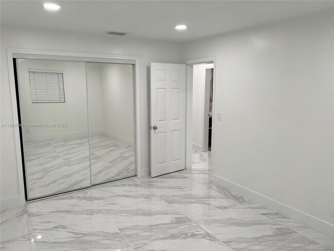 Building Photo - 4337 SW 49th St