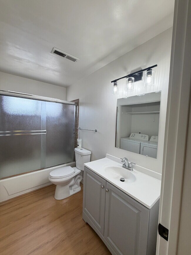 Building Photo - Beautifully Updated Interior – New Flooring, Countertops & Fresh Paint Throughout