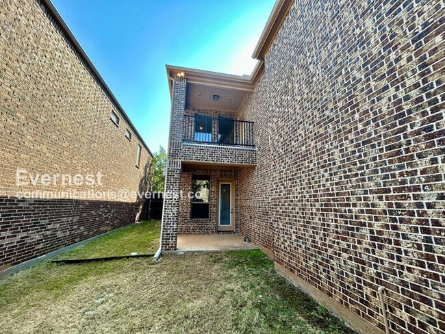 Building Photo - 4417 Villa Dr