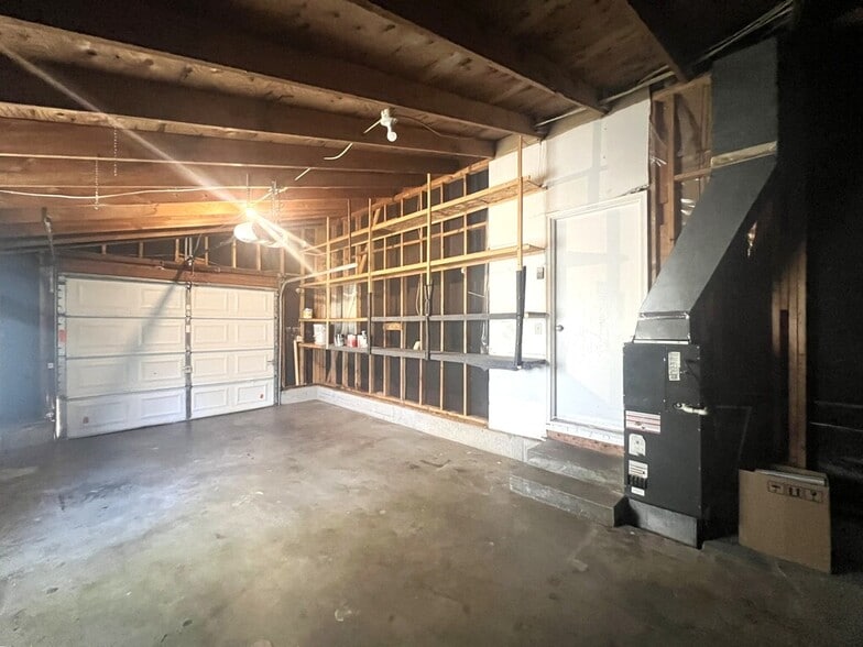 Building Photo - 906 E Bergeson St