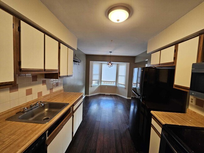 Building Photo - 2011 Vine Way Dr