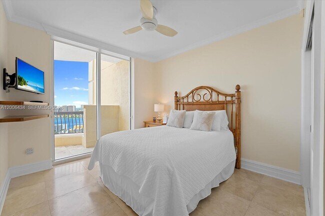 Building Photo - 17875 Collins Ave