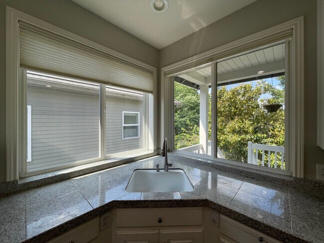 Building Photo - Custom Traditional Home in Montreux Neighborhood 3Bd/2Ba Home with 3 Car Garage!! Close to Cedar ...