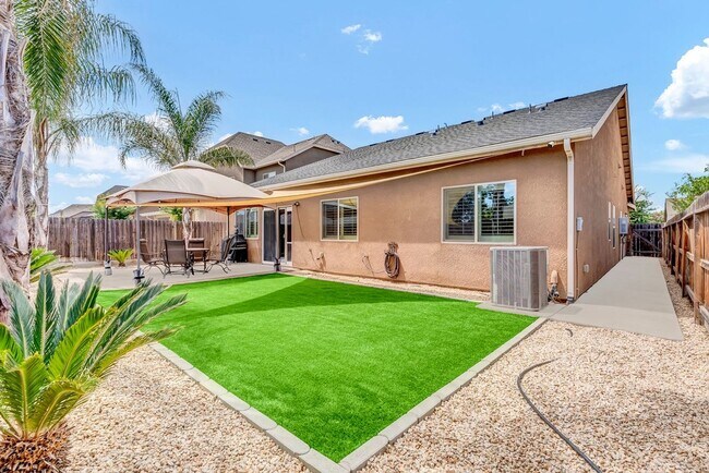Building Photo - Charming 3 bedroom 2 bathroom home located in Hanford