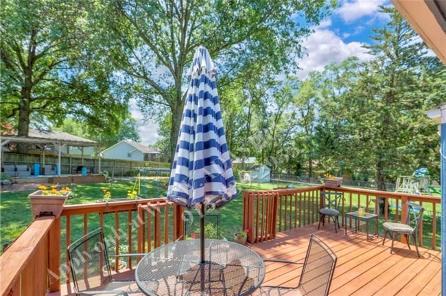Building Photo - Beautiful 3 Bed 2.5 Bath Raised Ranch in L...