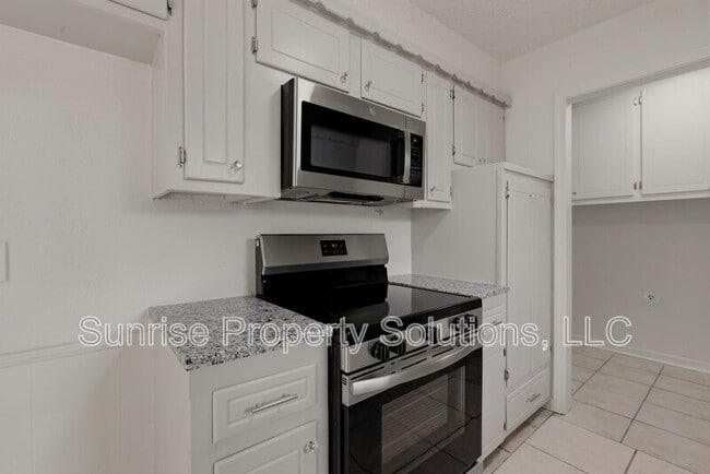 Building Photo - 9301 N Sherwell Dr