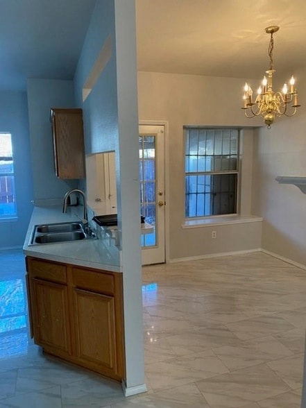 Building Photo - 3805 Brandon Park Dr