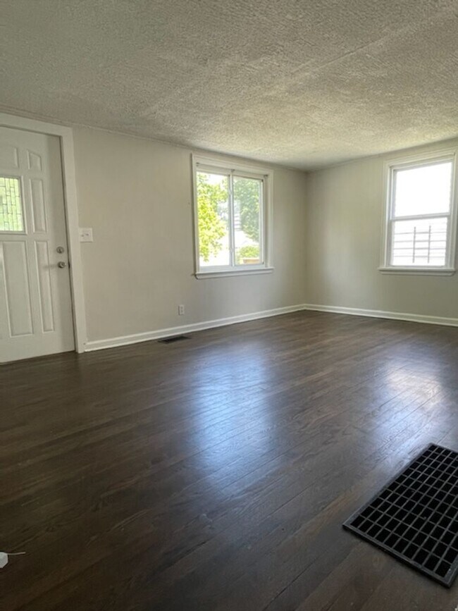 Building Photo - Bright & Inviting 2-Bedroom Home with Large Backyard - $1295.00