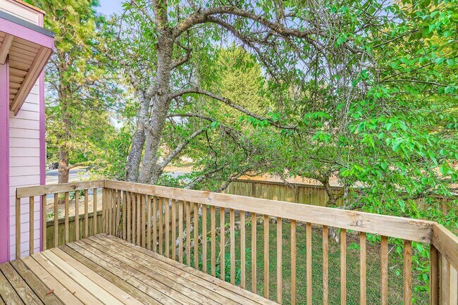 Building Photo - Fully-Remodeled 3 Bed 2.5 Bath Kirkland Home!