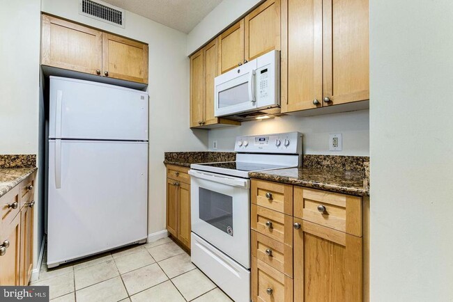 Building Photo - 3101 N Hampton Dr