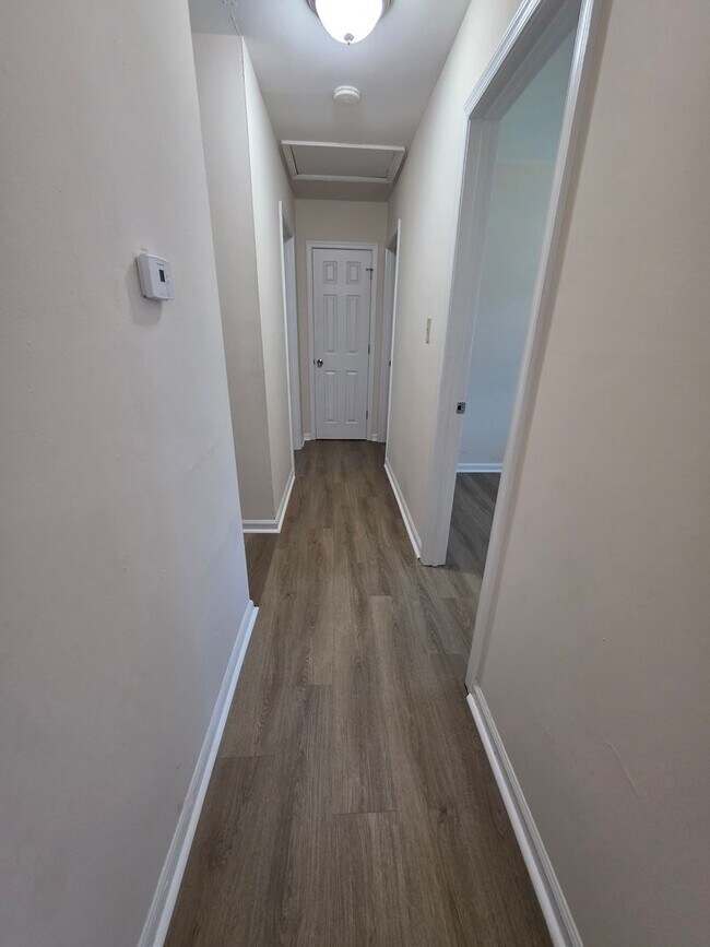 Building Photo - Move In Ready 3 Bedroom Ranch!