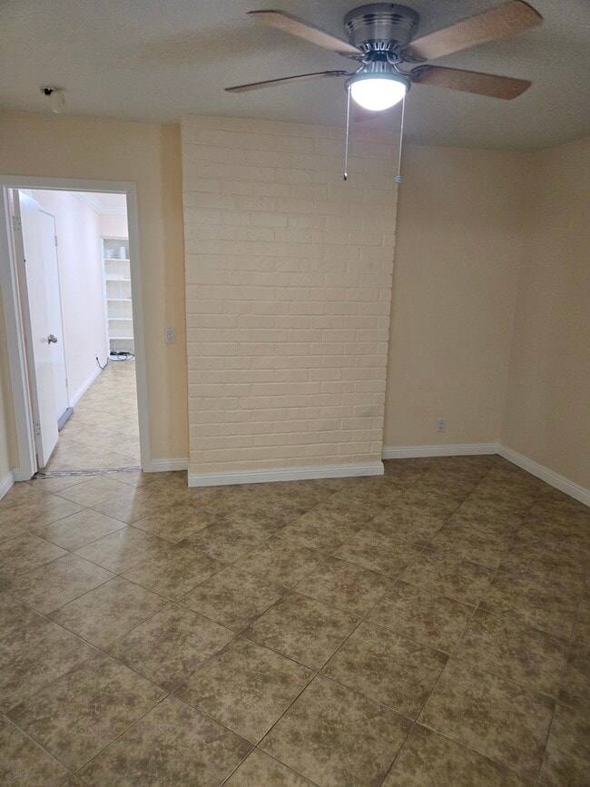 Building Photo - 1645 W Wisteria Pl