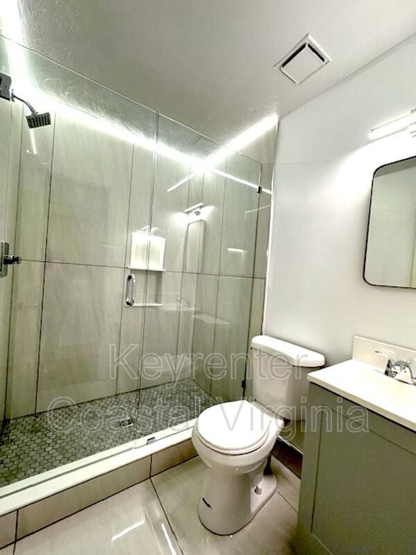 Building Photo - 913 Edgewater Dr