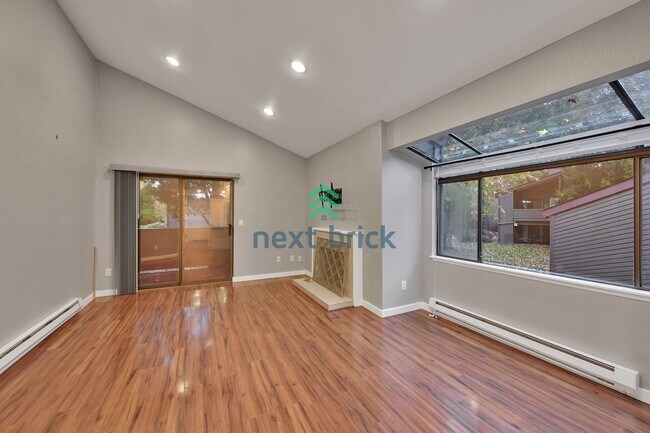 Building Photo - Beautifully Spacious Top-Floor Condo in the Heart of Juanita!