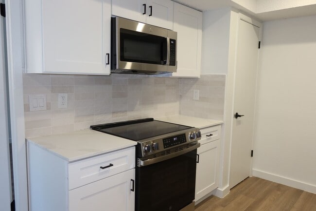 Building Photo - Aberdeen Duplex - 2Bd/2Ba - Remodeled - W/D - Fireplace - Garage - Fenced Patio - $1600