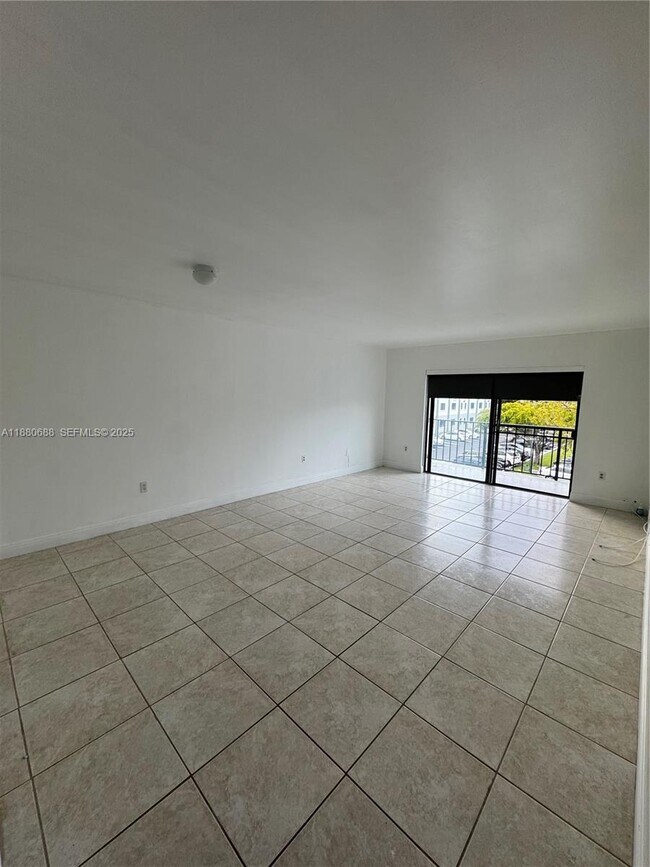 Building Photo - 10431 N Kendall Dr