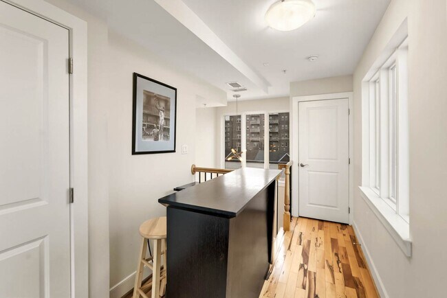 Building Photo - U St Penthouse