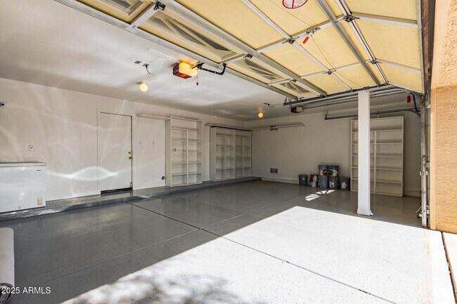 Building Photo - 1526 E Charleston Ave