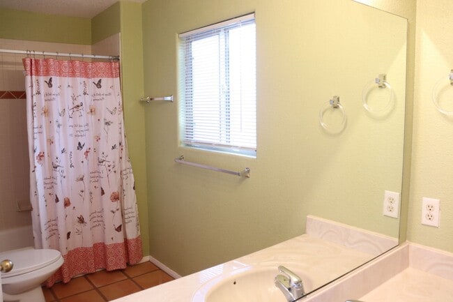 Building Photo - Santa Fe Style Home