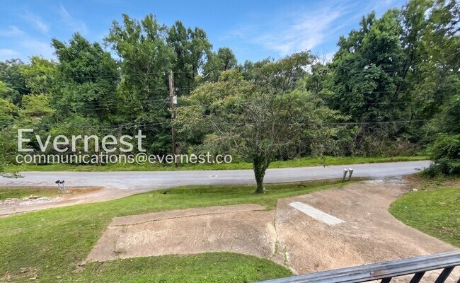 Building Photo - 2 Bed/1 Bath Home with Garage / Available Now!