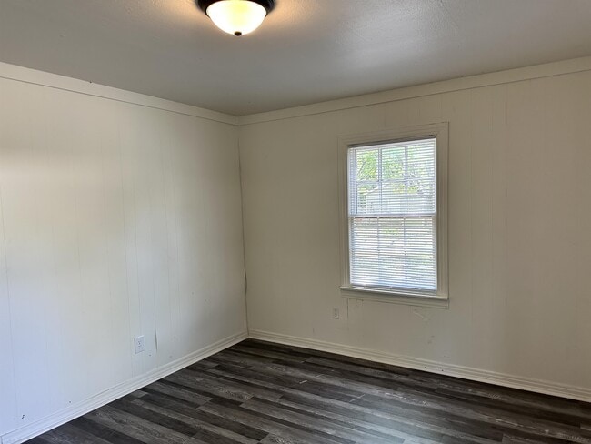 Building Photo - 834 Brinker St