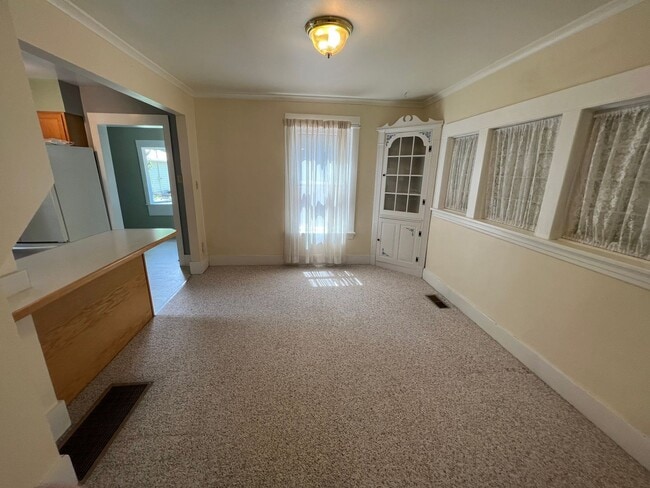 Building Photo - Cute & Cozy Home