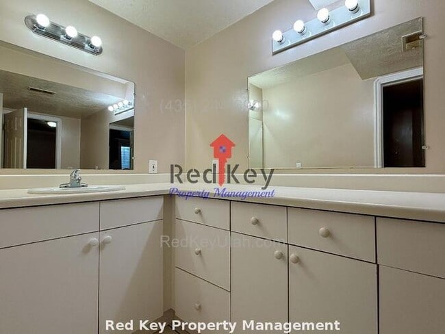 Building Photo - West 880 S Lower Unit Duplex